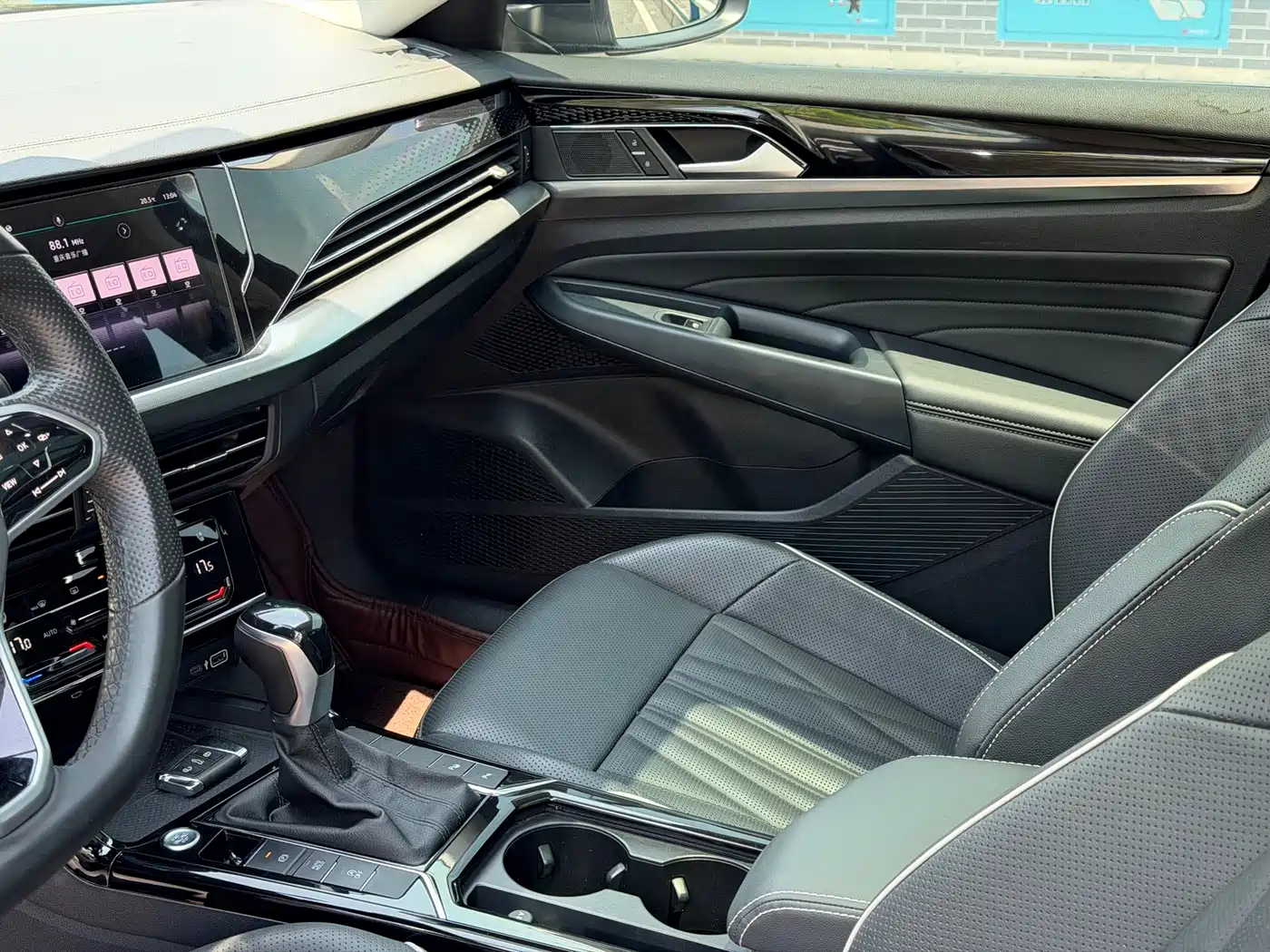 Volkswagen Passat 2022 330TSI Starlight Luxury Edition фото 12