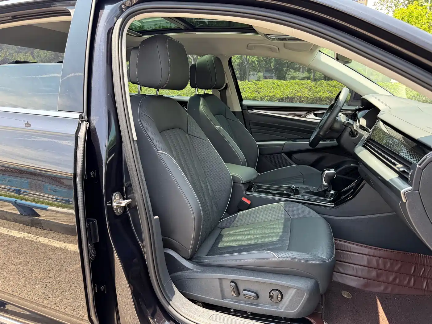 Volkswagen Passat 2022 330TSI Starlight Luxury Edition фото 19