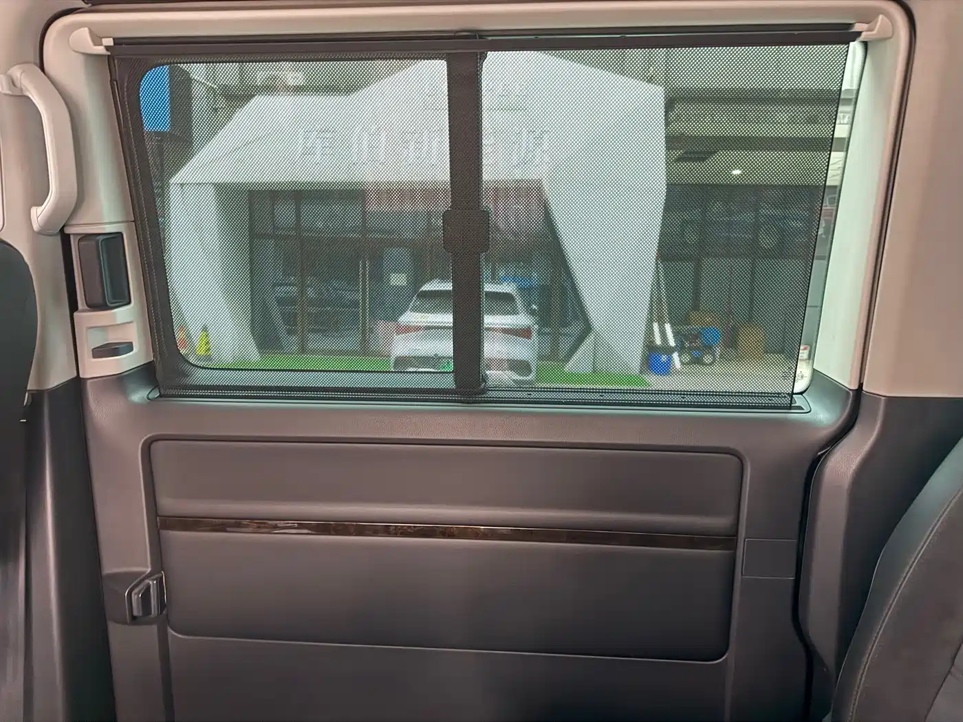 Volkswagen Multivan 2018 2.0TSI 4WD Premium Edition 7-Seater фото 19