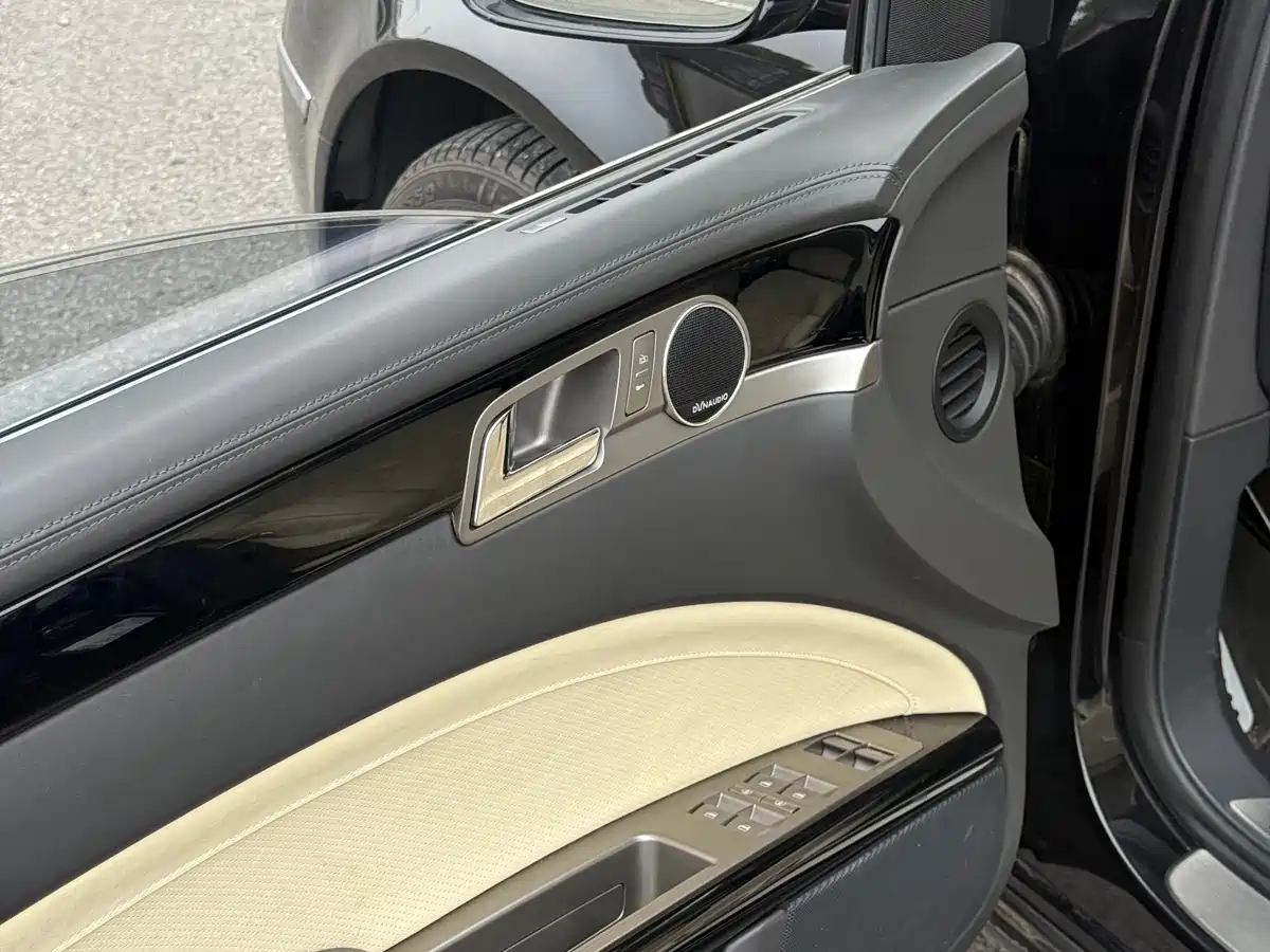 Volkswagen Phaeton 2013 4.2L Poltrona Frau Edition фото 9