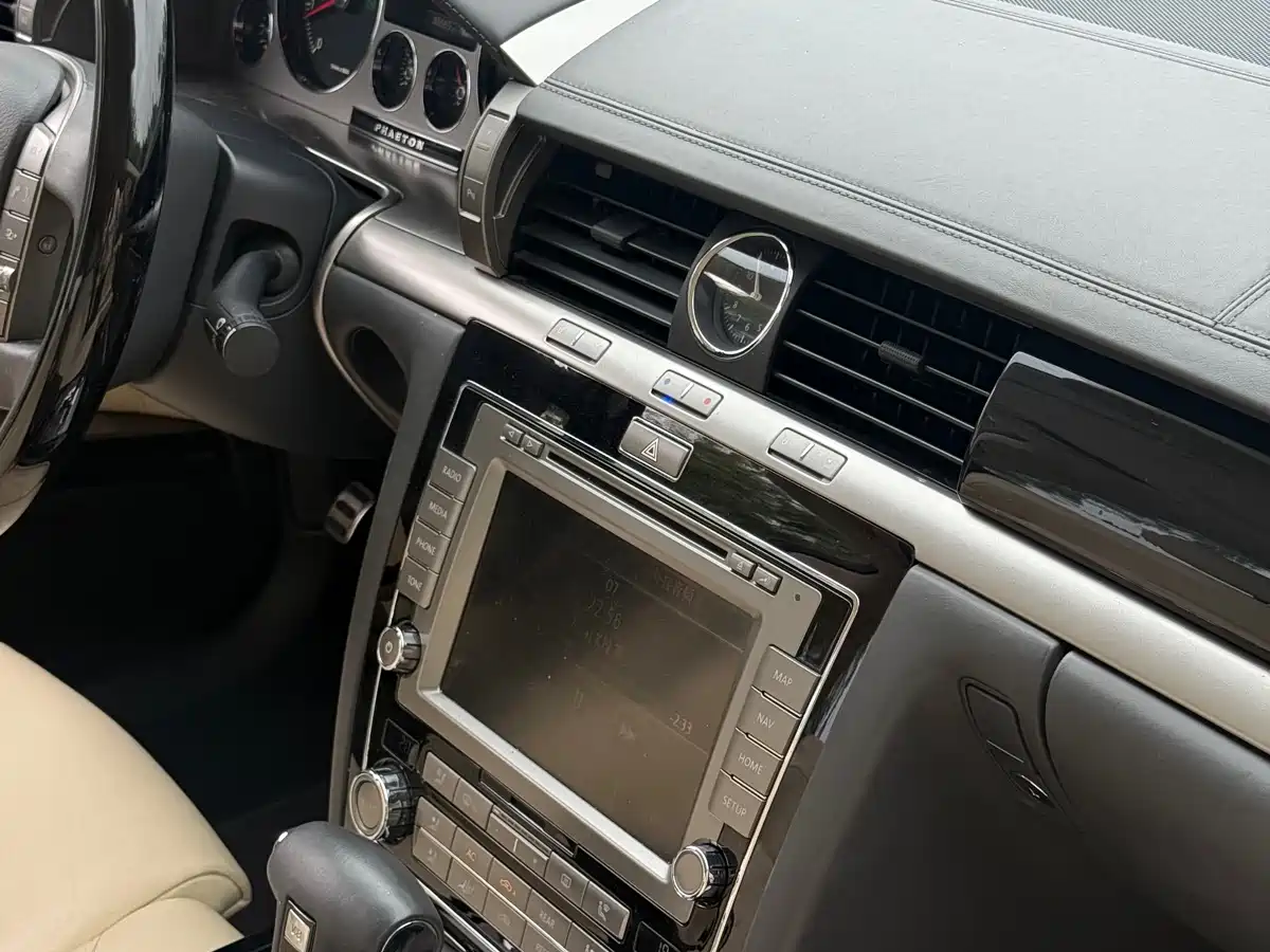 Volkswagen Phaeton 2013 4.2L Poltrona Frau Edition фото 24