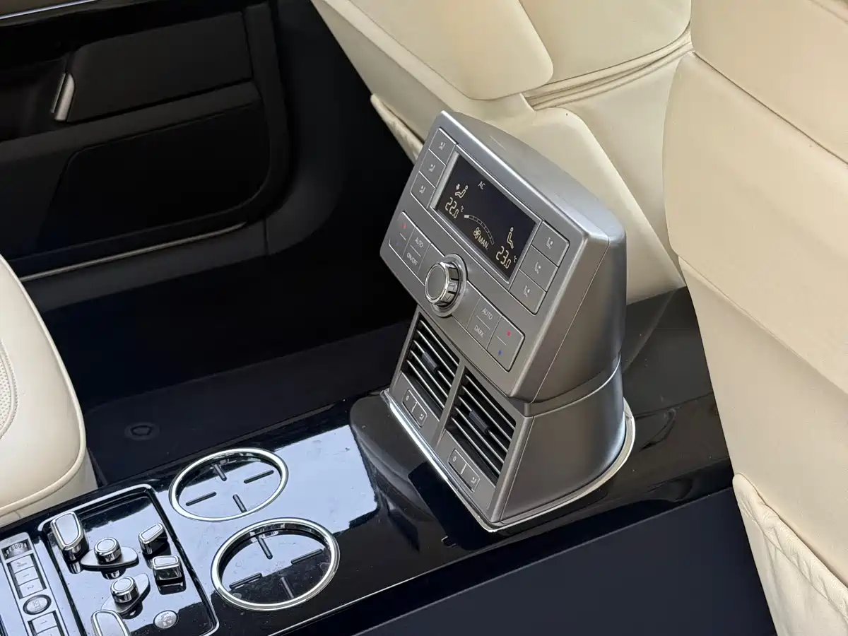 Volkswagen Phaeton 2013 4.2L Poltrona Frau Edition фото 19