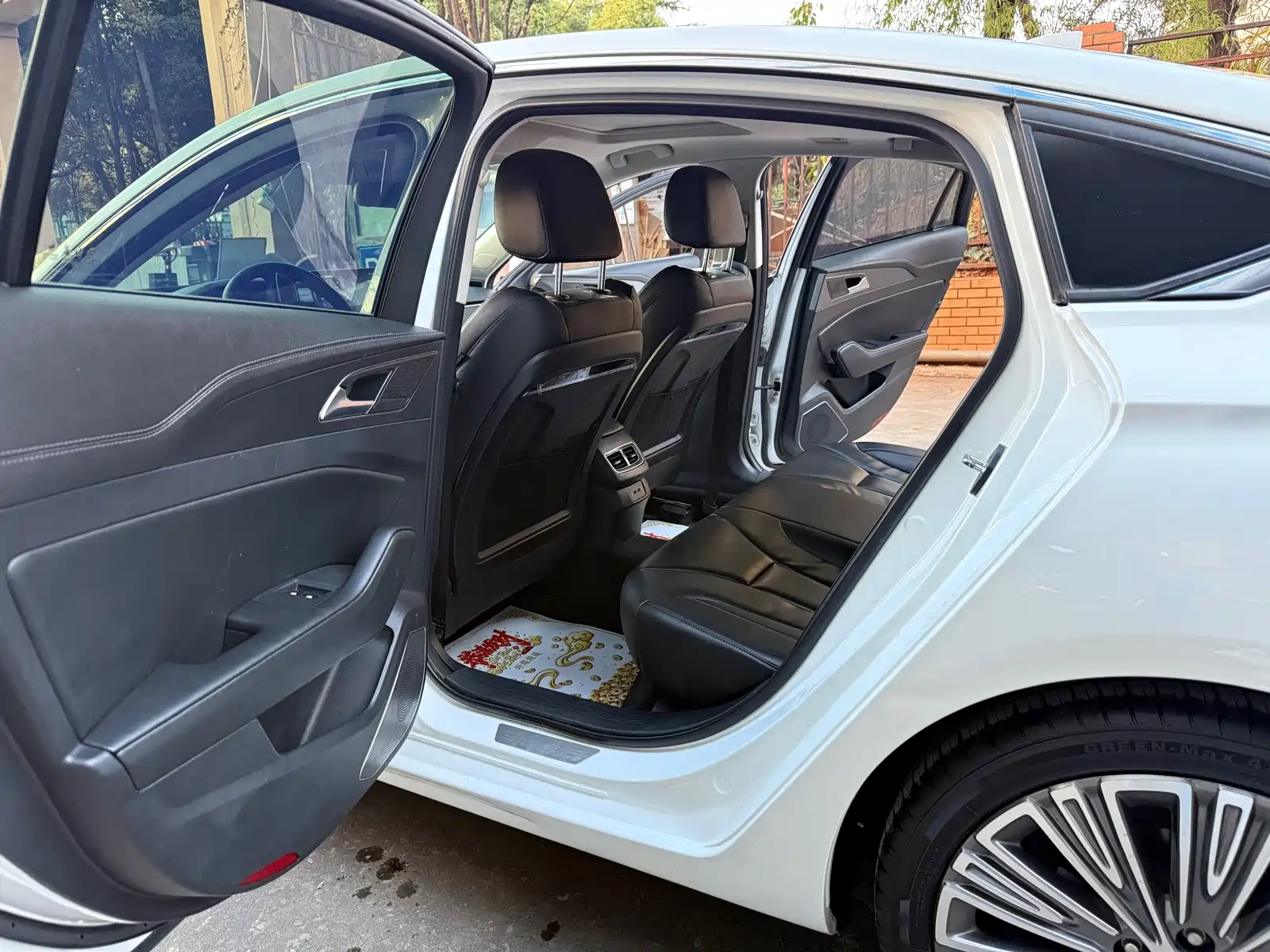 صورة 5 - Hongqi H5
