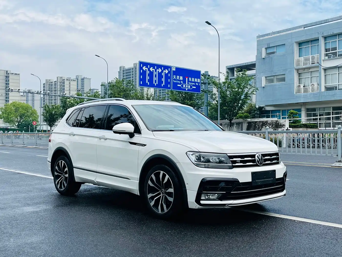 Volkswagen Tiguan L 2021 330TSI Automatic 2WD R-Line Premium фото 3