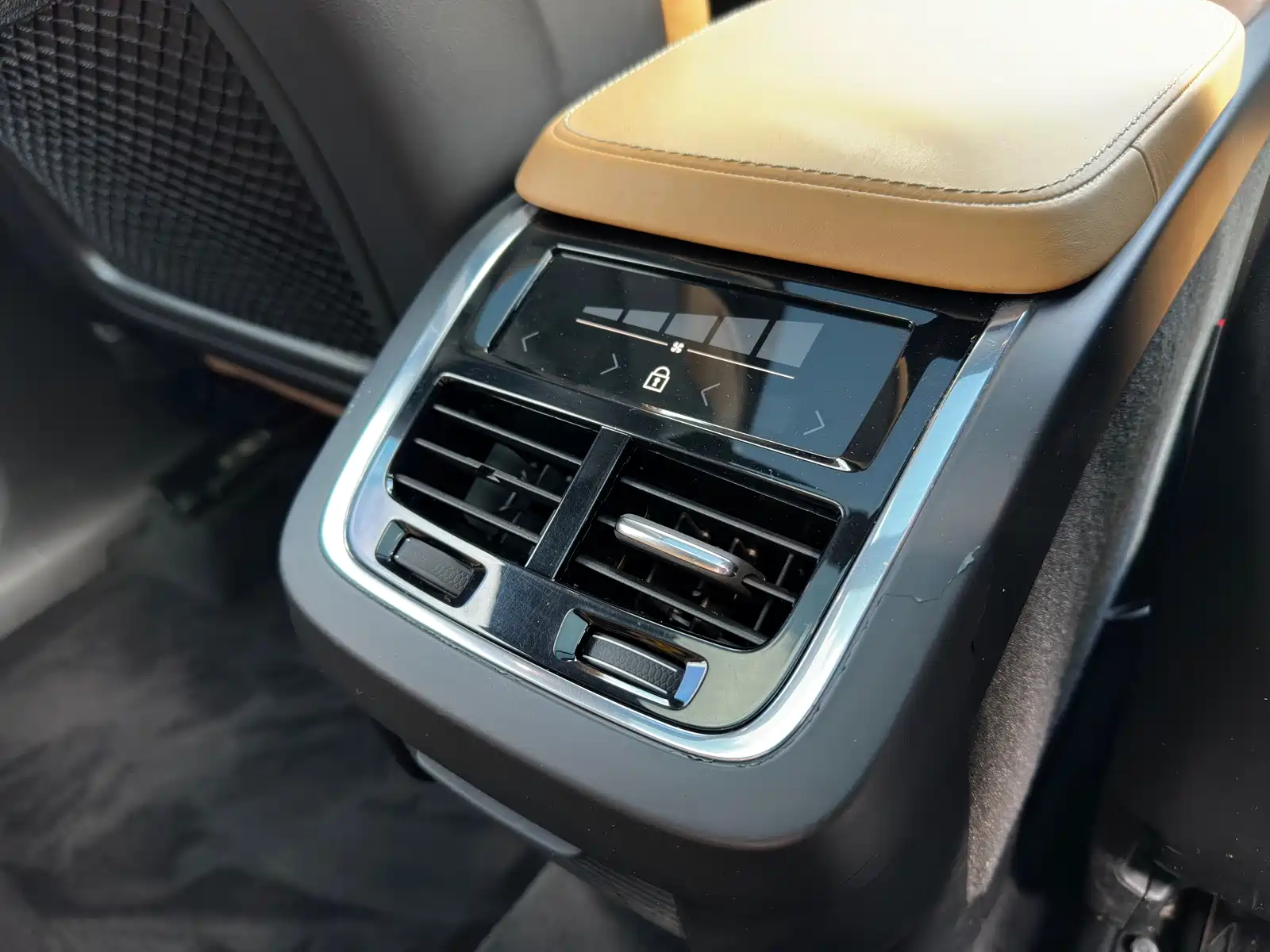 Фото 11 - Volvo XC90