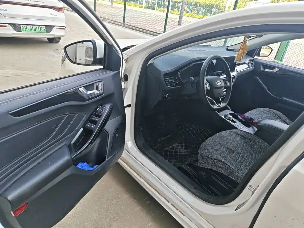 Фото 12 - Ford Focus