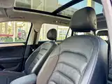 Photo 9 - Volkswagen Tiguan L