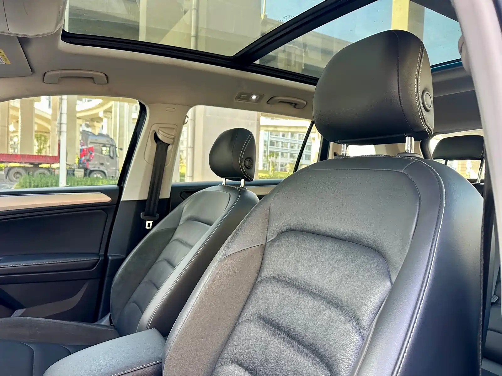 Photo 9 - Volkswagen Tiguan L