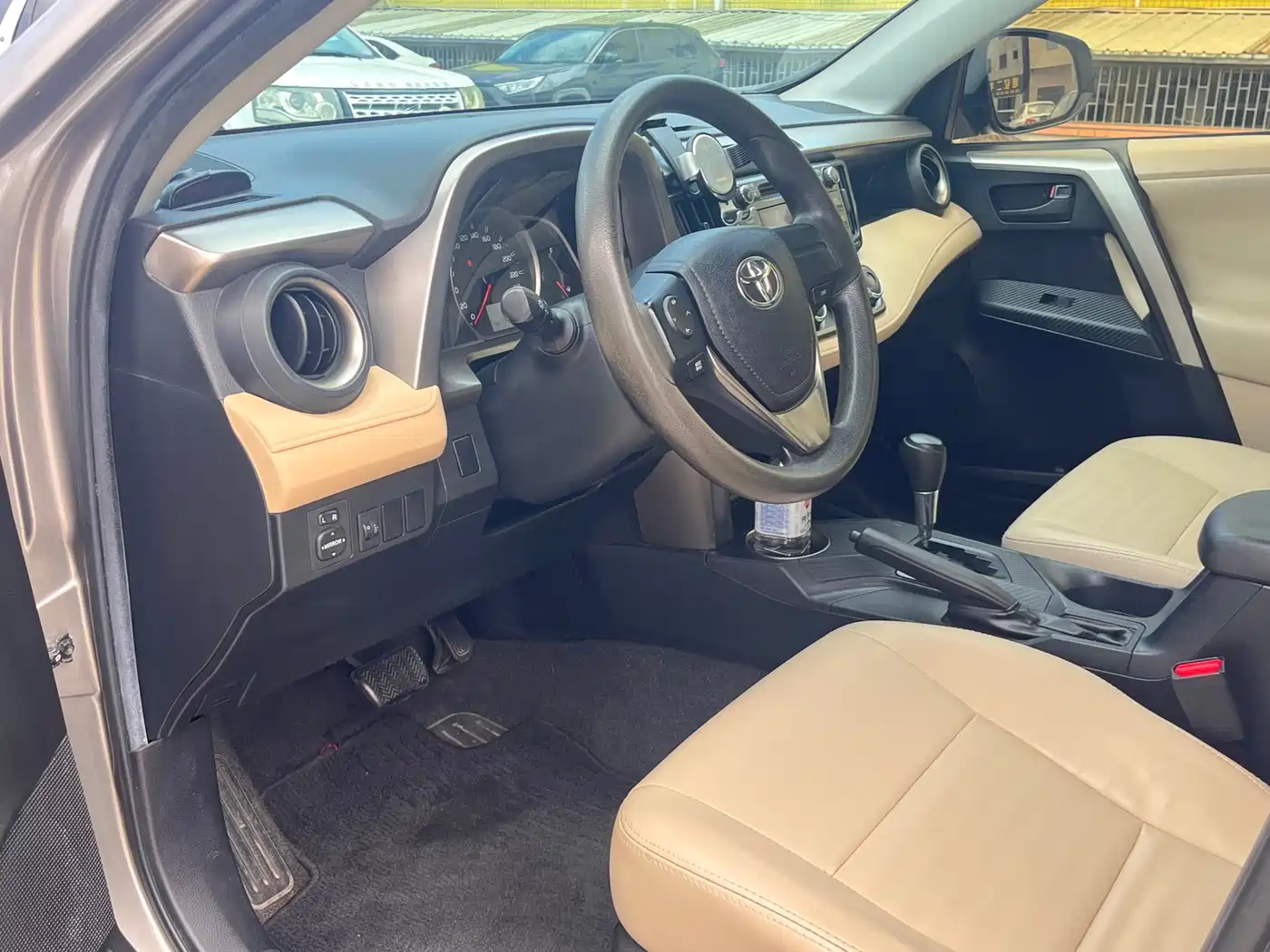 Toyota RAV4 Rongfang 2015 2.0L CVT 2WD Urban Edition фото 9