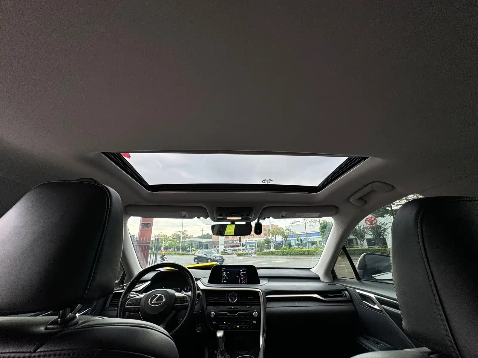 Фото 13 - Lexus RX