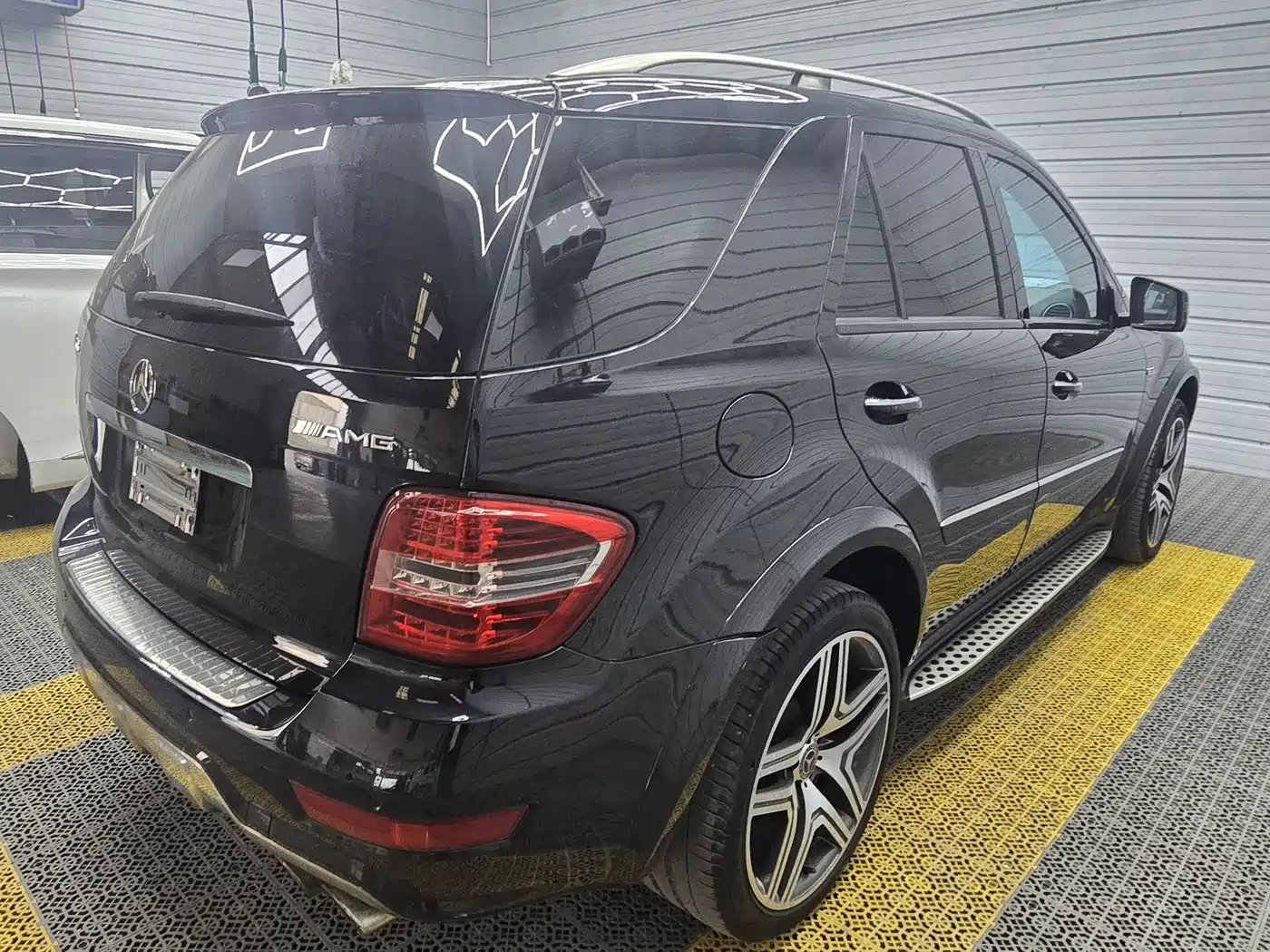 Mercedes-Benz M-Class AMG 2011 AMG ML 63 фото 6