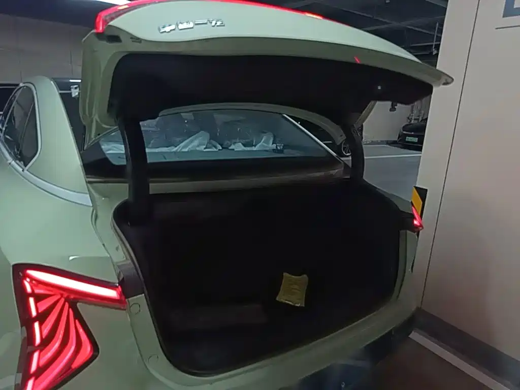 Hongqi EH7 2026 2025 690 Smart Selection Edition