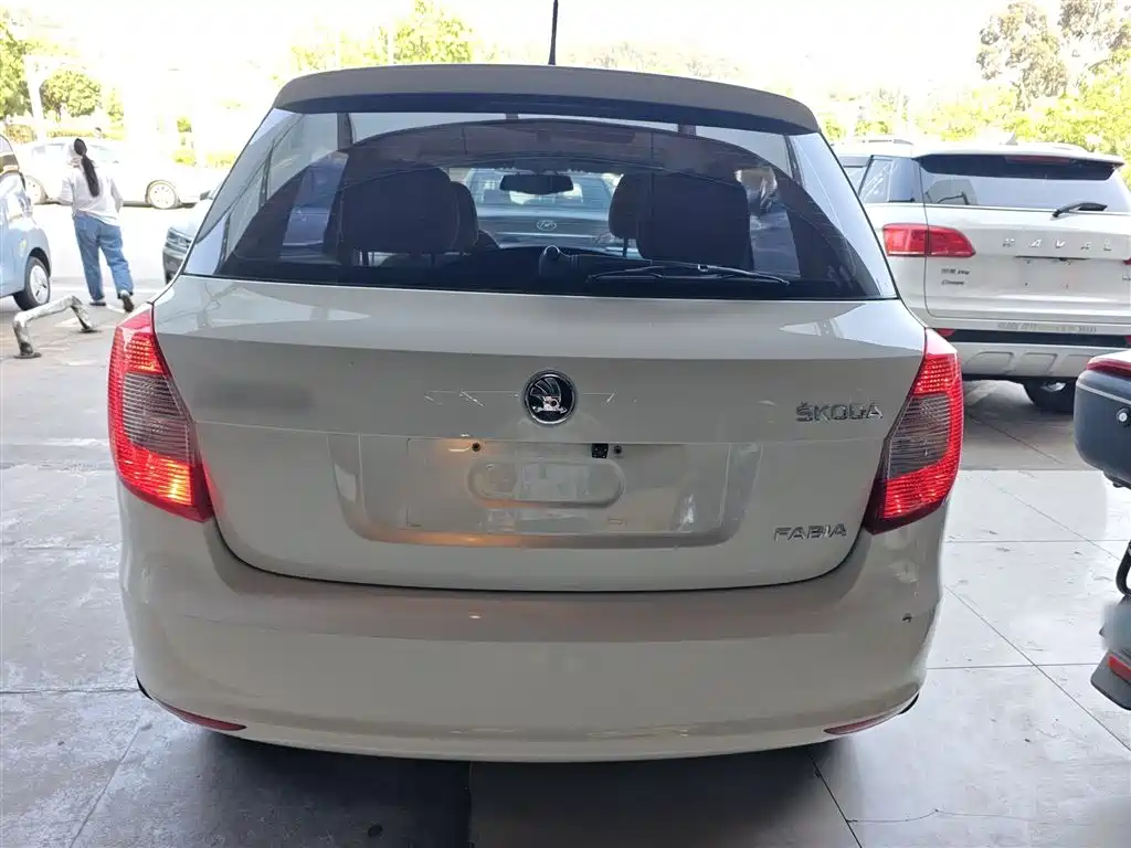 Škoda Fabia 2014 1.4L Automatic Crystal Edition фото 6