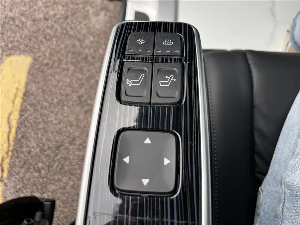 Toyota Alphard 2018 3.5L Luxury фото 16