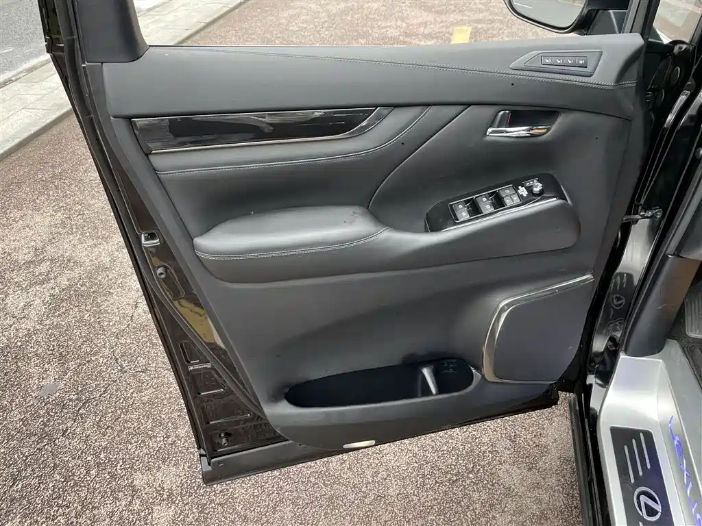Toyota Alphard 2018 3.5L Luxury фото 6