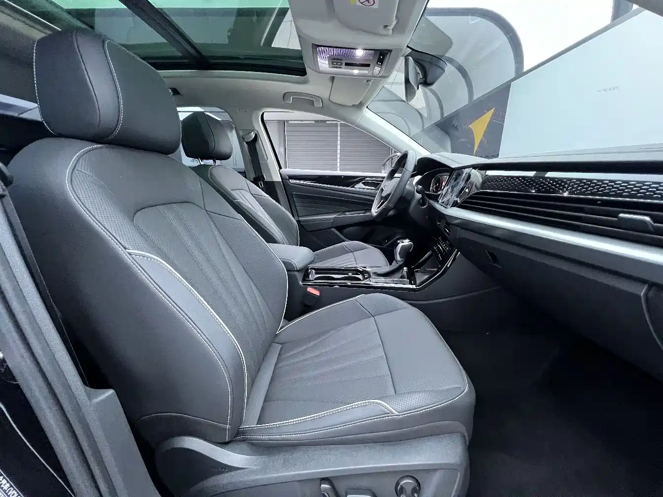 Volkswagen Passat 2024 380TSI Starlight Dragon Soaring Edition фото 6