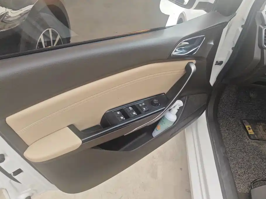 Baojun 310W 2018 2017 1.5L Manual Fashion Edition (China V)
