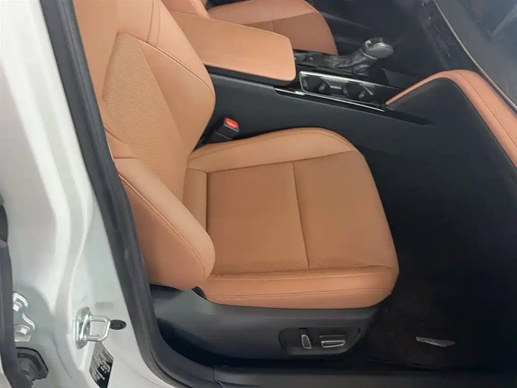 Toyota Camry 2024 2.0GVP Luxury Edition фото 3