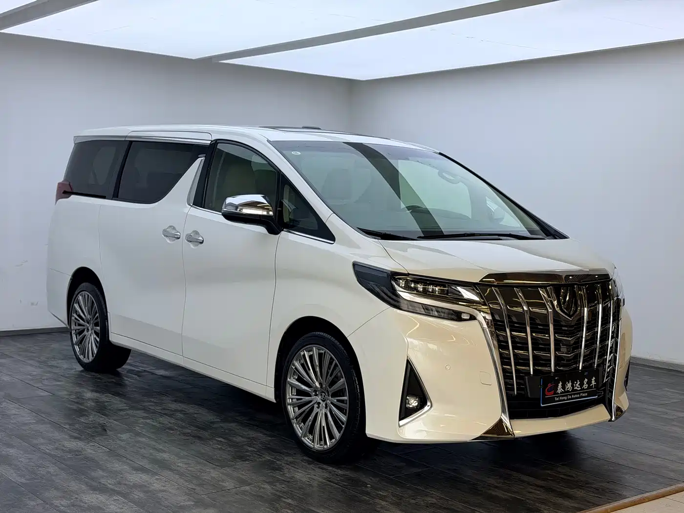 Фото 2 - Toyota Alphard