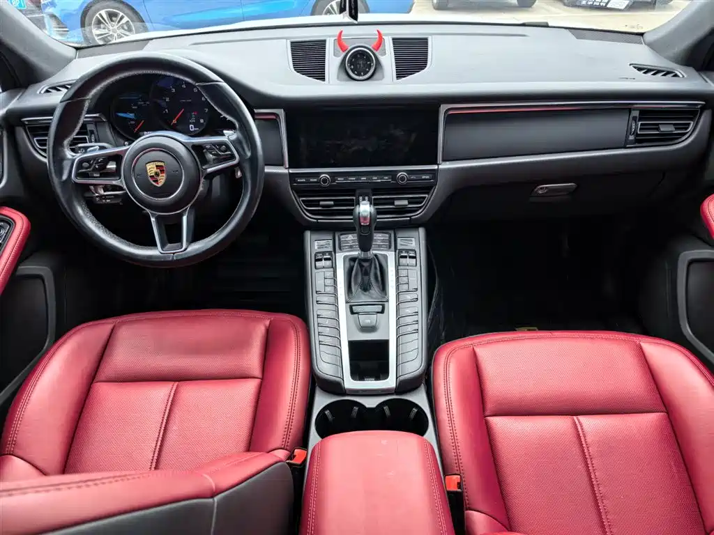 PORSCHE MACAN