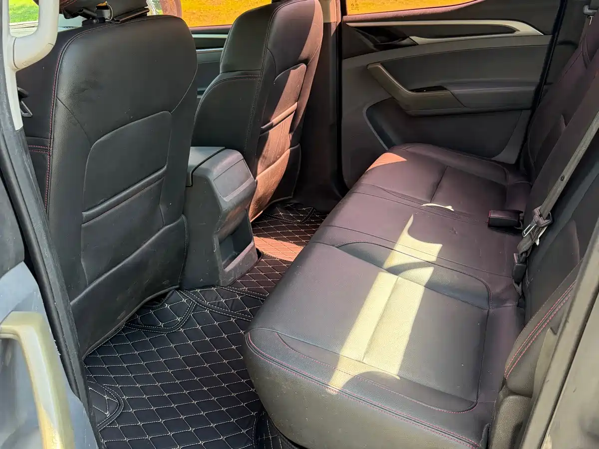Maxus Maxus T60 2017 2017 2.8T Diesel Automatic 2WD High Chassis Luxury Long Cab China V