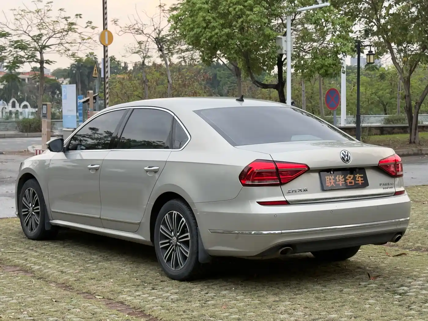 Volkswagen Passat 2017 330TSI DSG Luxury фото 8
