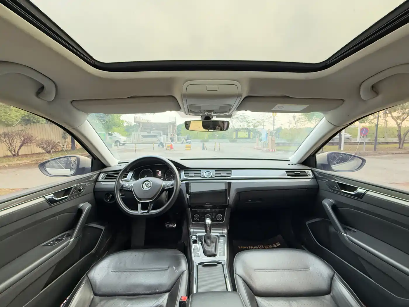 Volkswagen Passat 2017 330TSI DSG Luxury фото 18