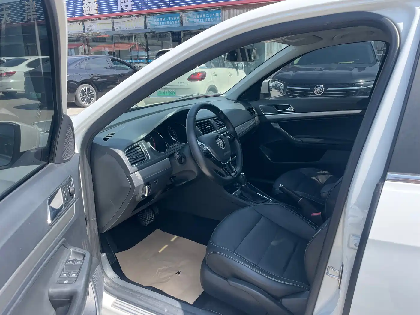Volkswagen Lavida 2015 1.6L Automatic Comfort Edition фото 4