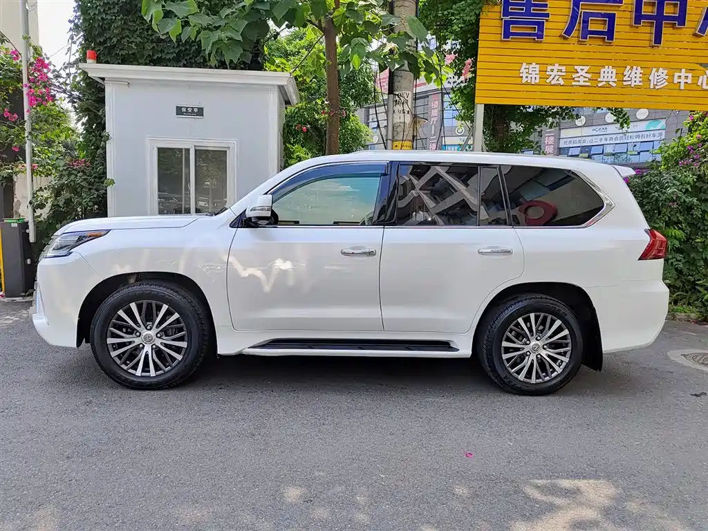 Lexus LX 2016 570 Dynamic Luxury Edition фото 3
