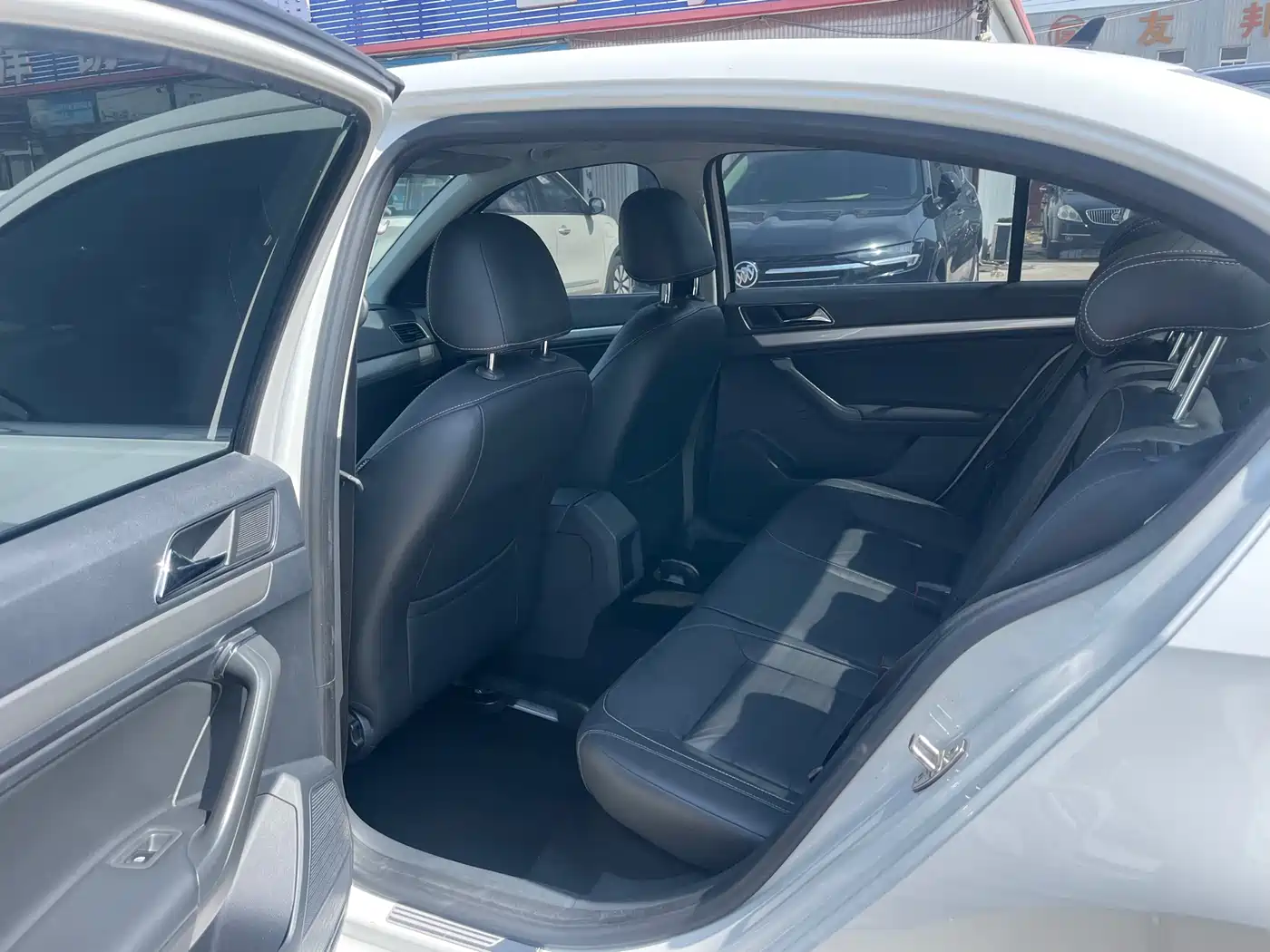 Volkswagen Lavida 2015 1.6L Automatic Comfort Edition фото 5