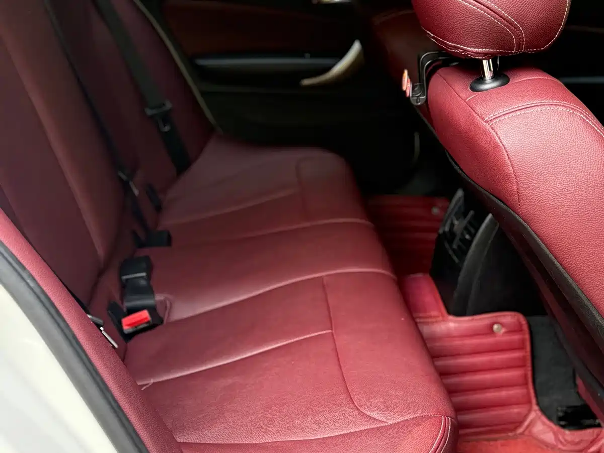 Photo 5 - BMW 1 Series (Import)