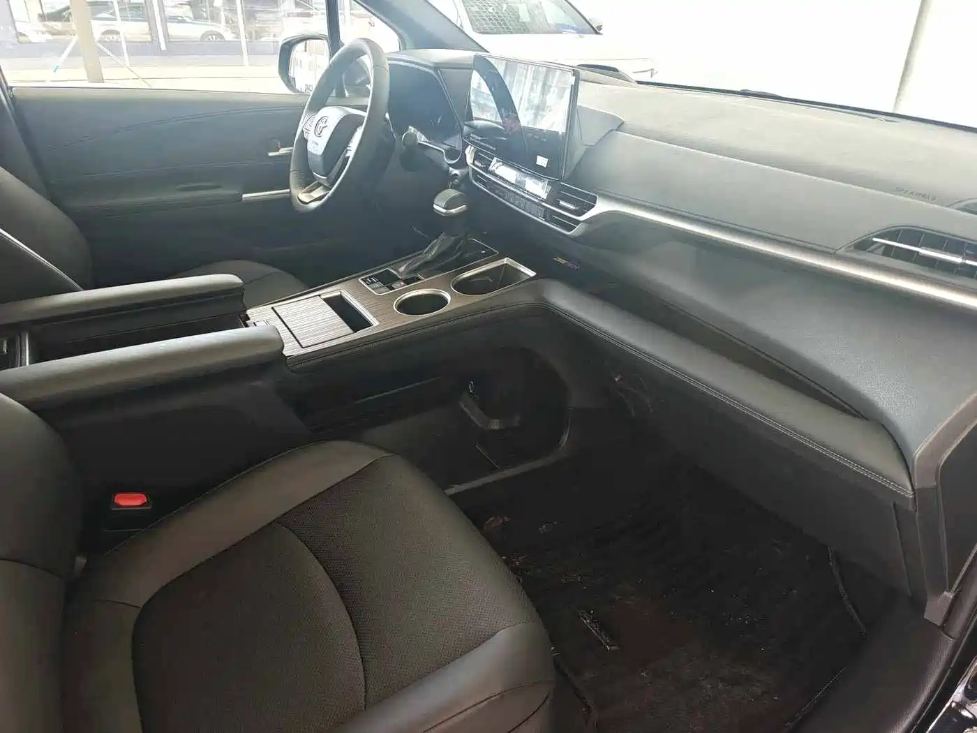 Toyota Granvia 2024 2.5L Hybrid Premium PLUS фото 8