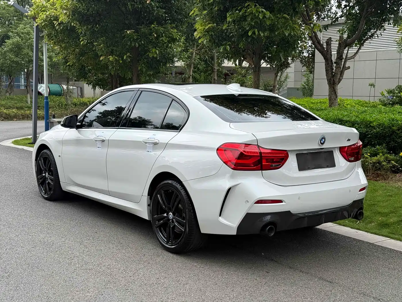 BMW 1 Series 2021 125i M Sport Black Night Edition фото 4