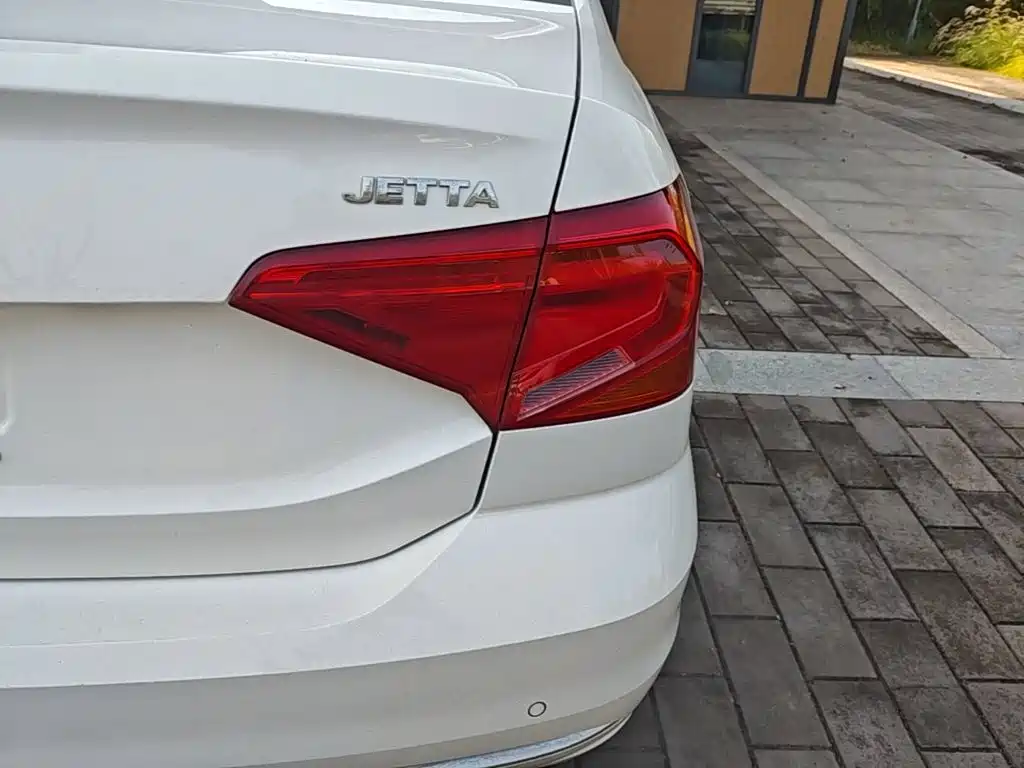 Photo 8 - Volkswagen Jetta