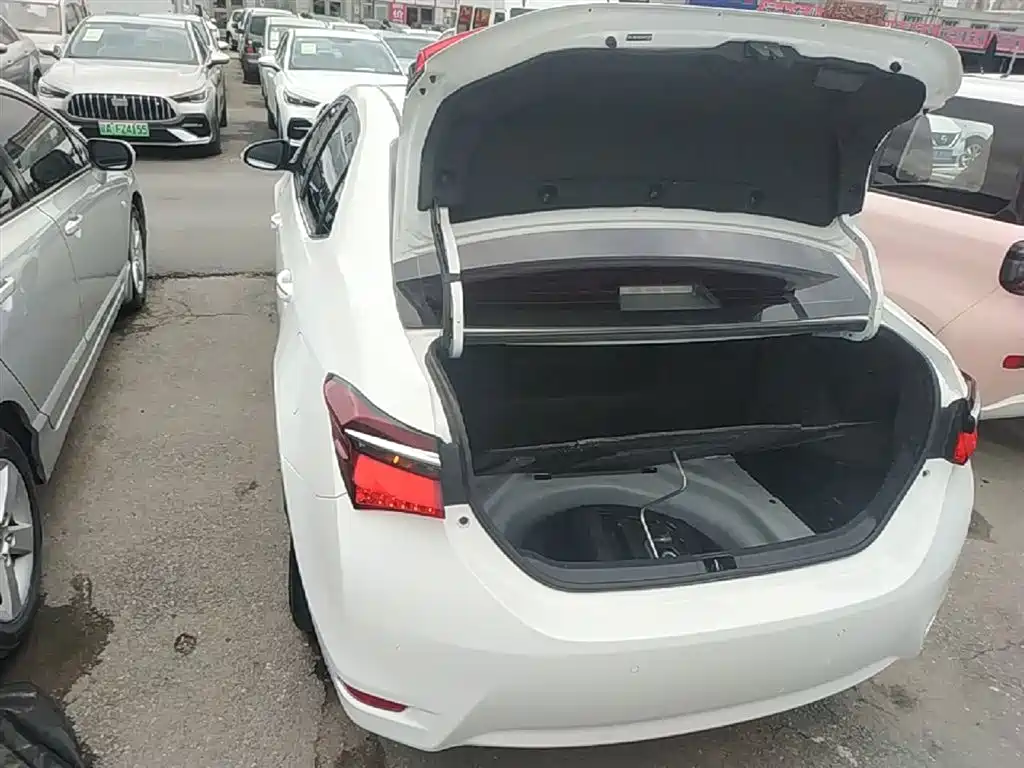 Toyota Corolla 2017 Facelift Hybrid 1.8L E-CVT Elite Edition фото 19