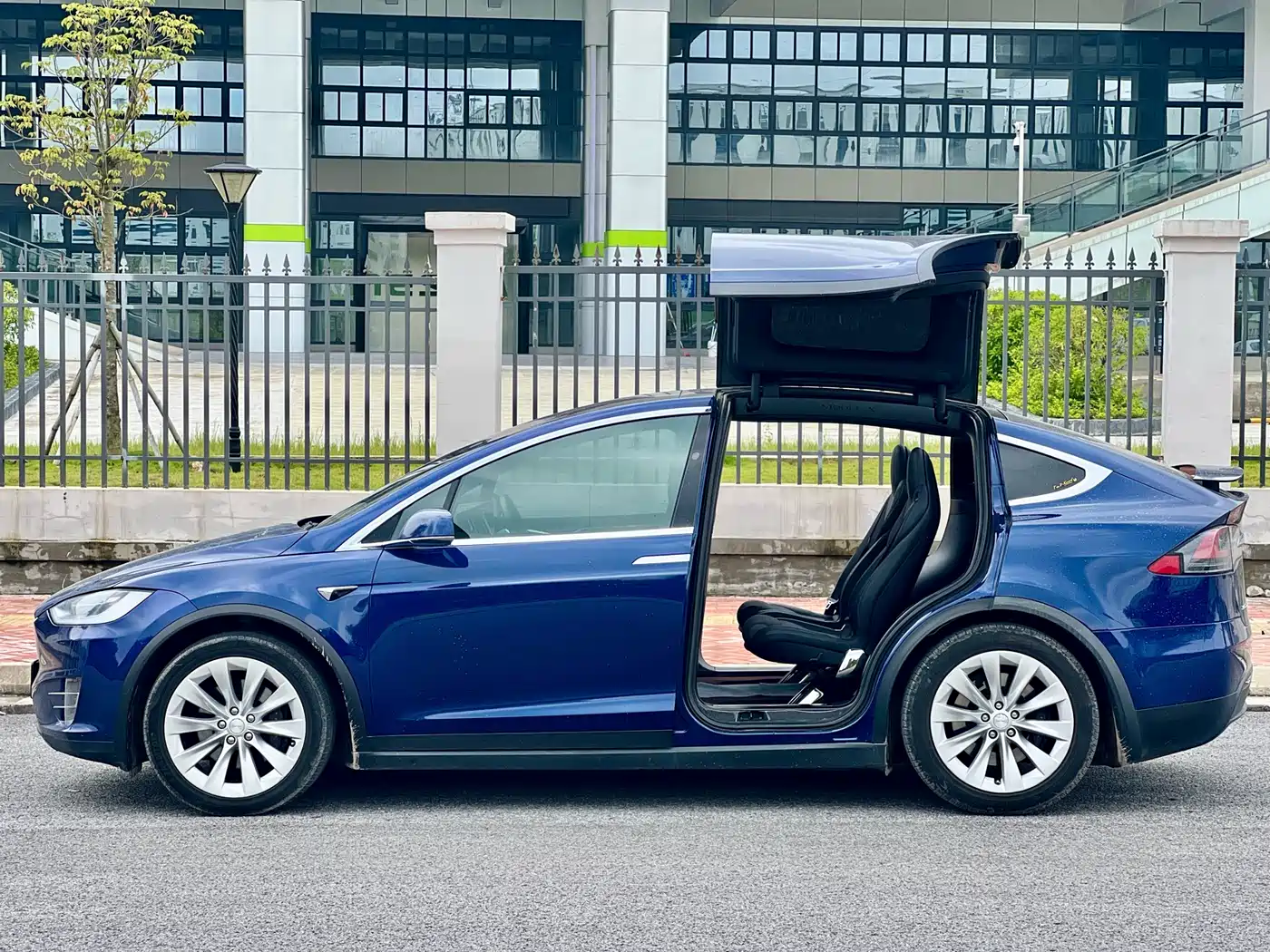 TESLA MODEL X