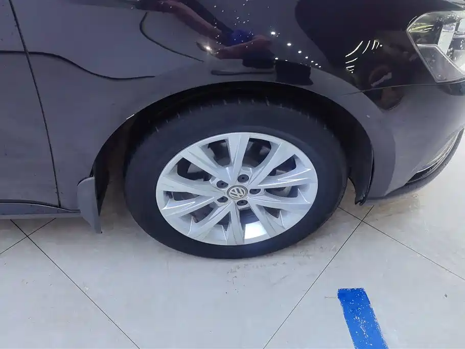 Volkswagen Lavida 2015 1.6L Automatic Comfort Edition фото 6