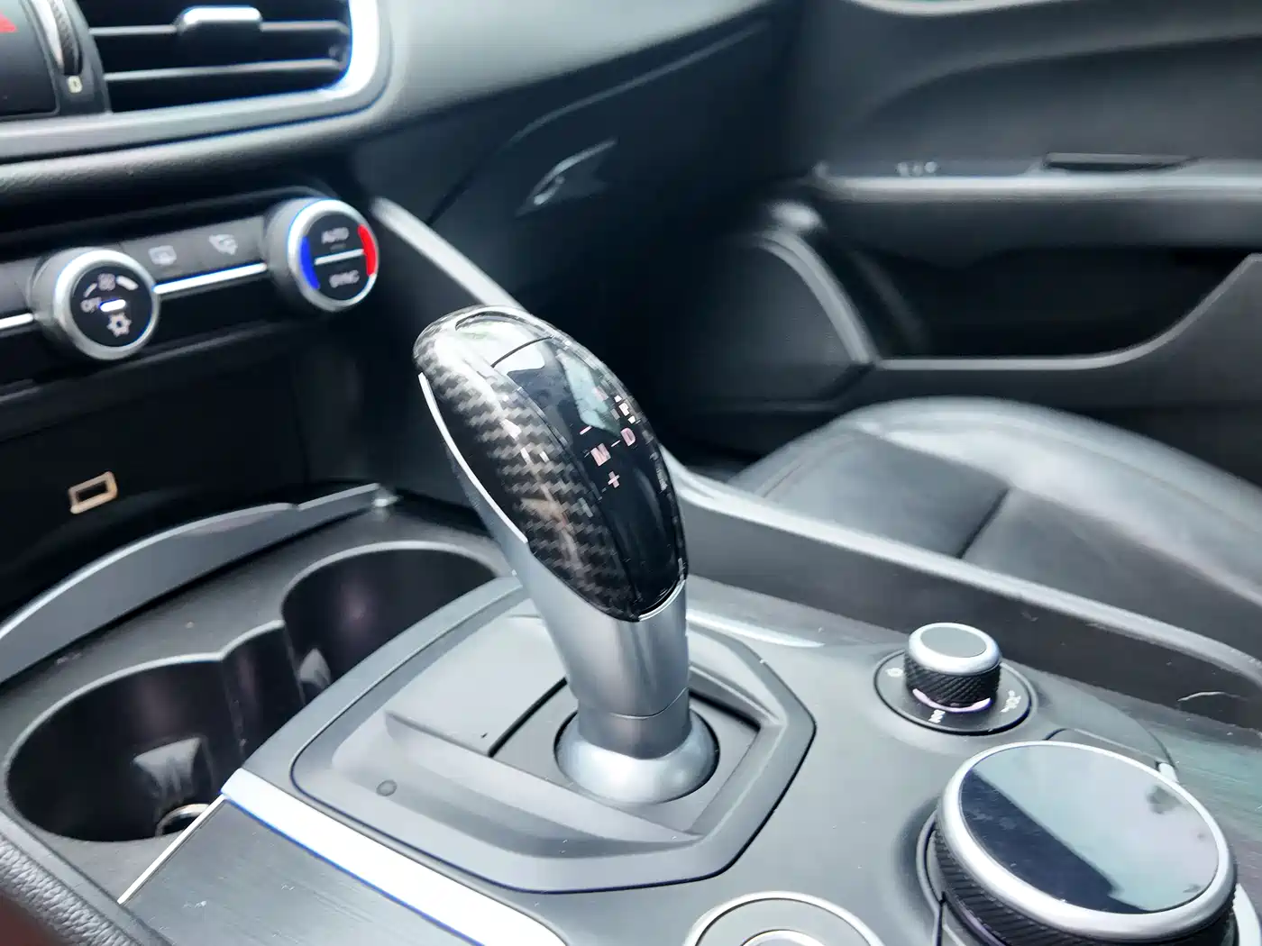 Alfa Romeo Giulia 2019 2017 2.0T 200HP Luxury Edition