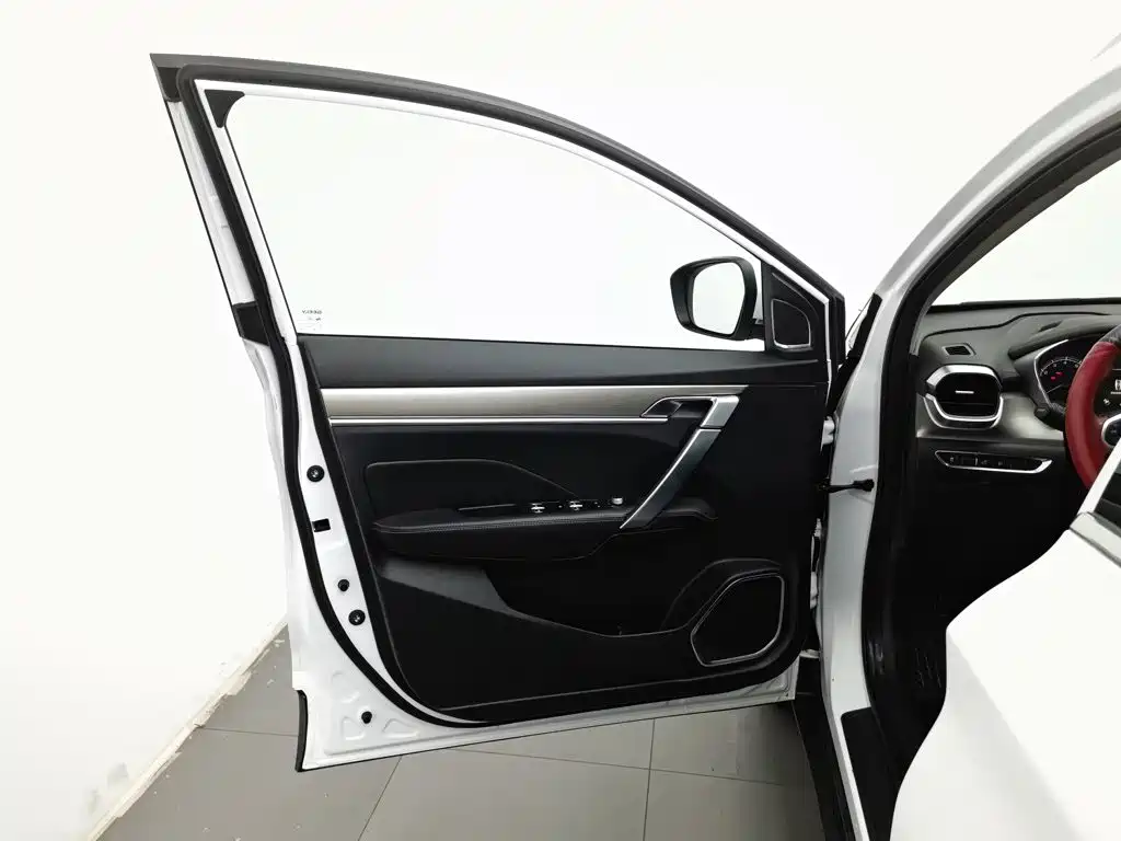 Фото 8 - Geely Coolray