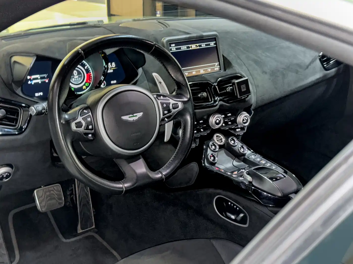 Aston Martin V8 Vantage 2018 4.0T V8 Coupe фото 12