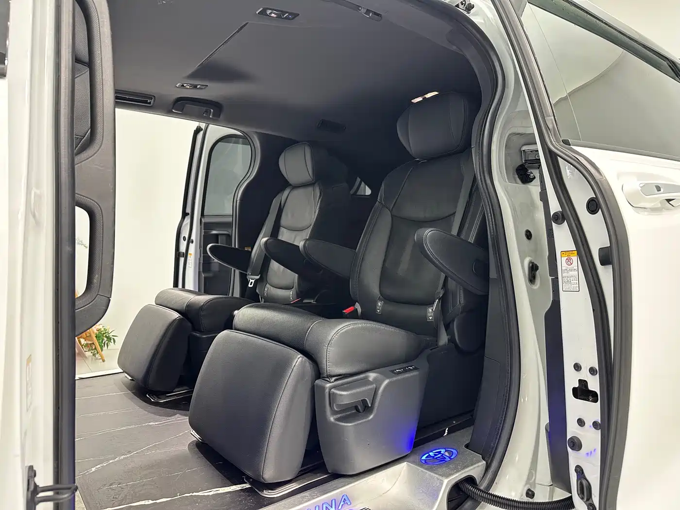 Toyota Sienna 2021 2.5L Hybrid Premium Edition фото 9