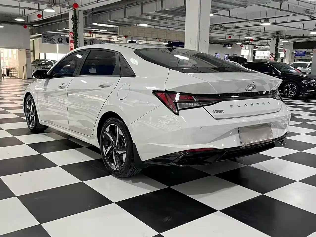 Hyundai Elantra 2022 1.5L CVT LUX Premium Edition фото 5