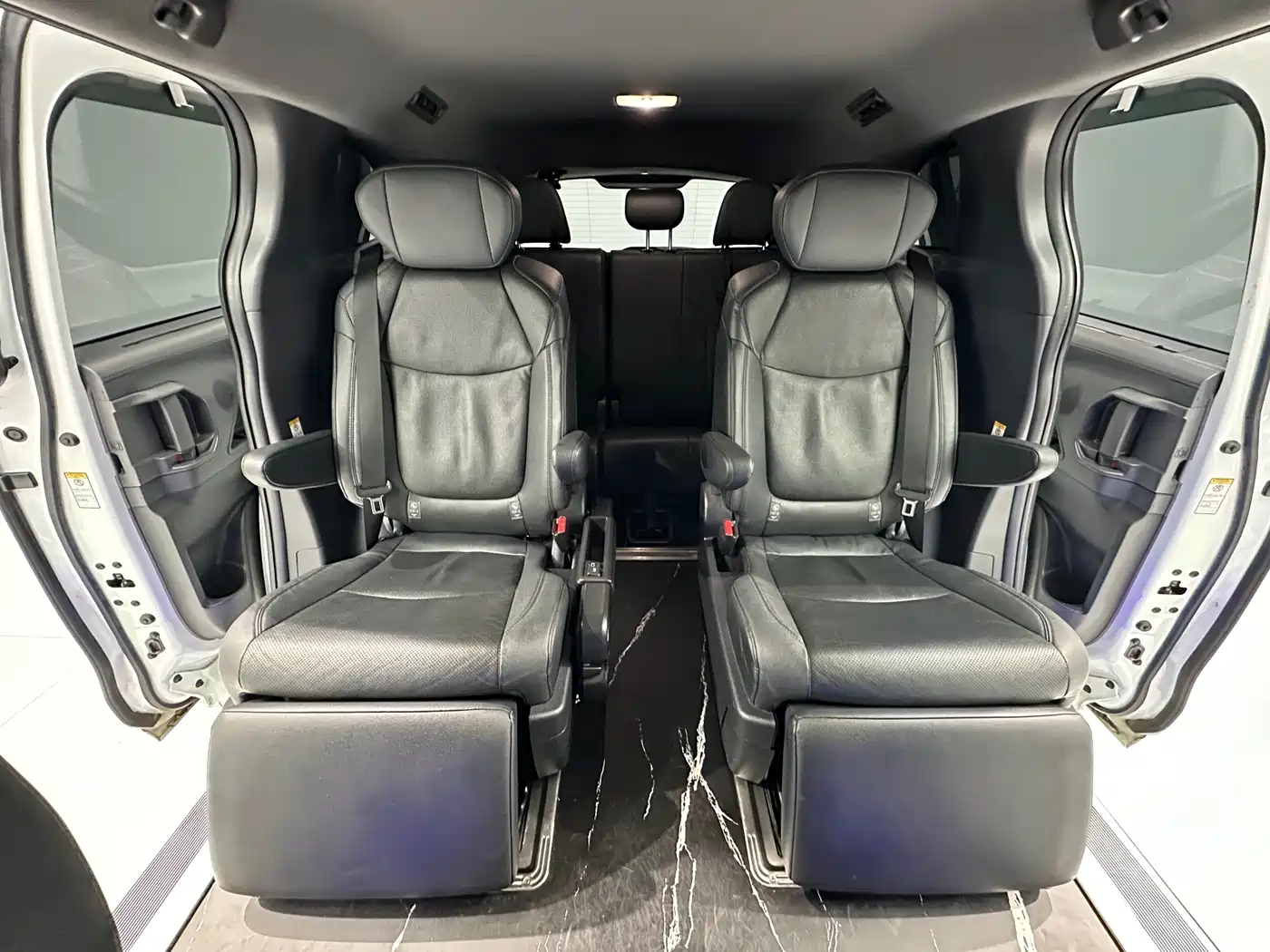 Toyota Sienna 2021 2.5L Hybrid Premium Edition фото 10