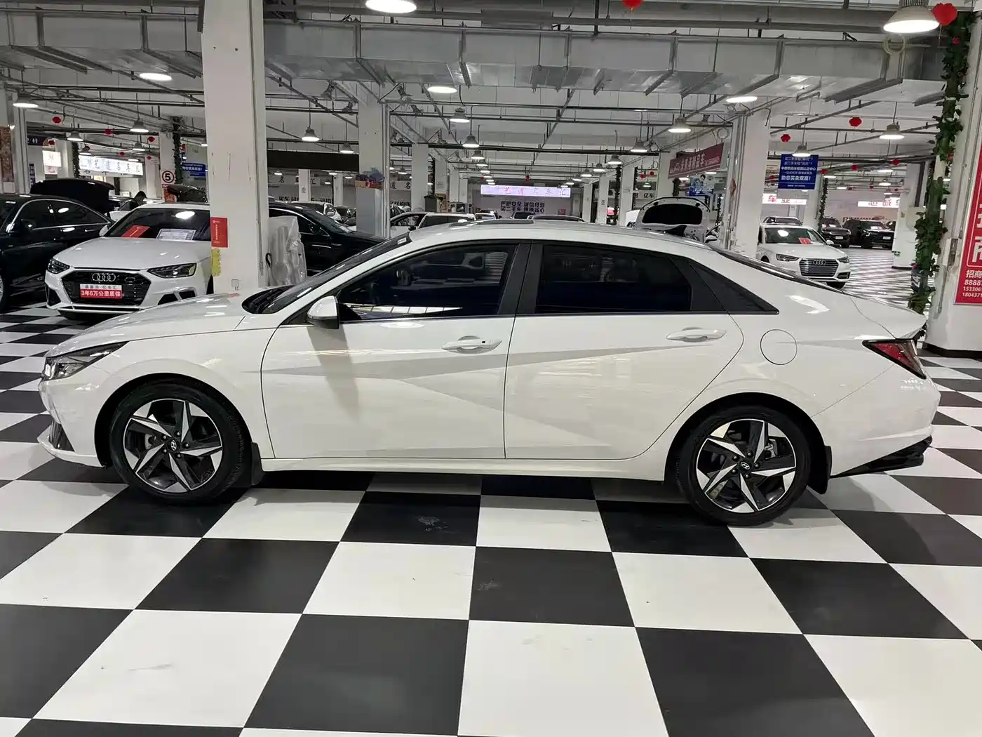 Hyundai Elantra 2022 1.5L CVT LUX Premium Edition фото 8