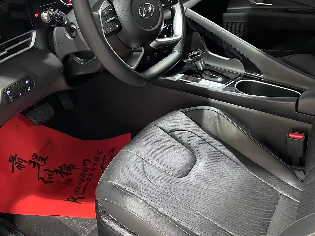 Hyundai Elantra 2022 1.5L CVT LUX Premium Edition фото 16