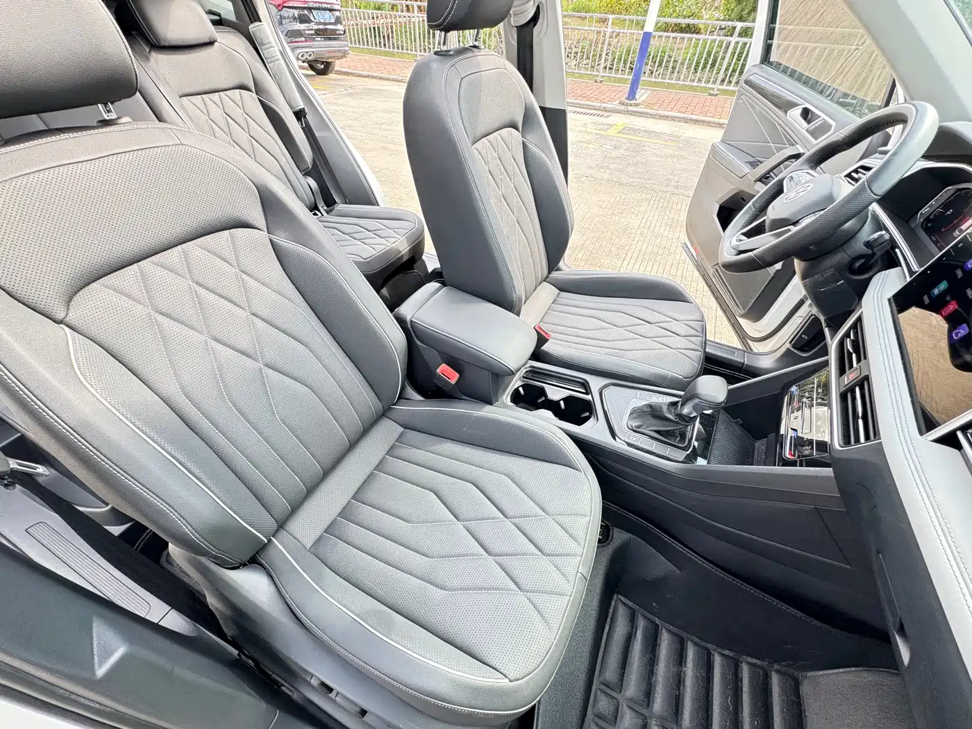Volkswagen Tiguan L 2022 330TSI Auto 2WD R-Line Premium Edition фото 8