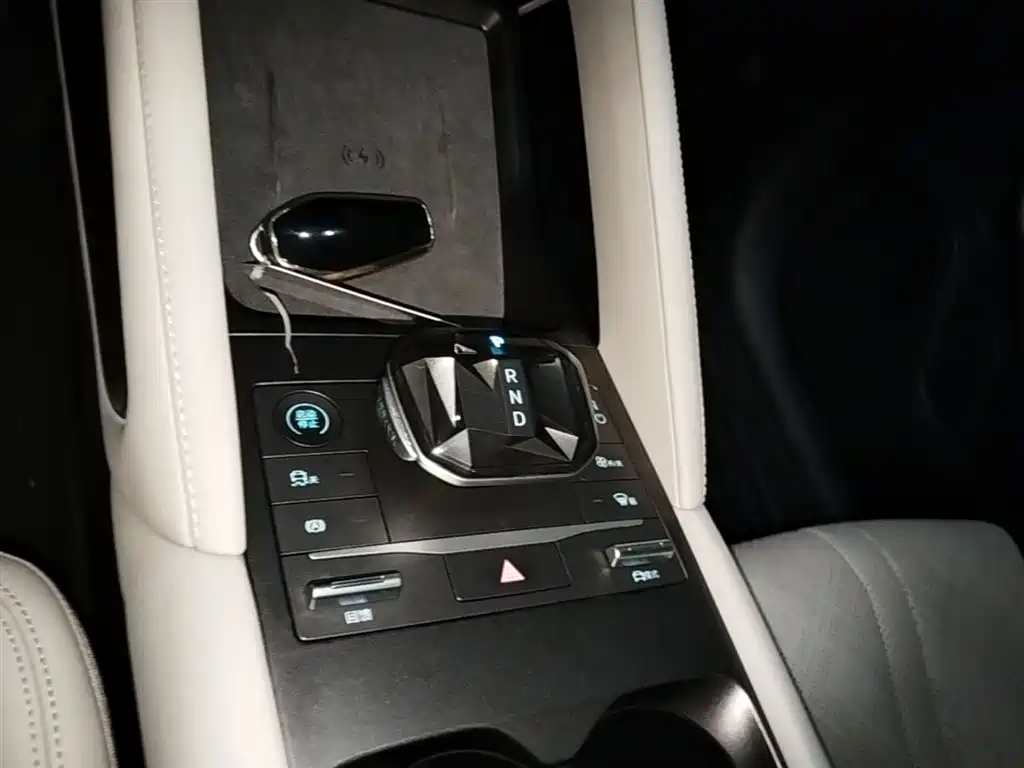 BYD Yuan UP 2024 401KM Surpass Edition фото 14