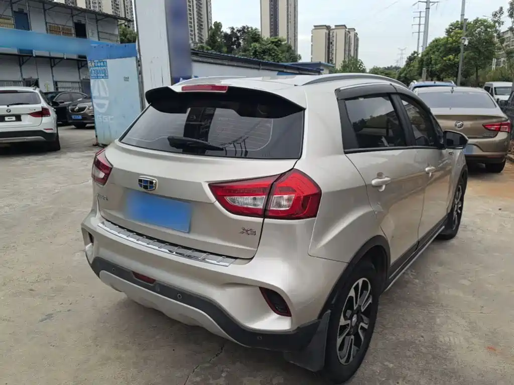 Фото 7 - Geely Vision X3