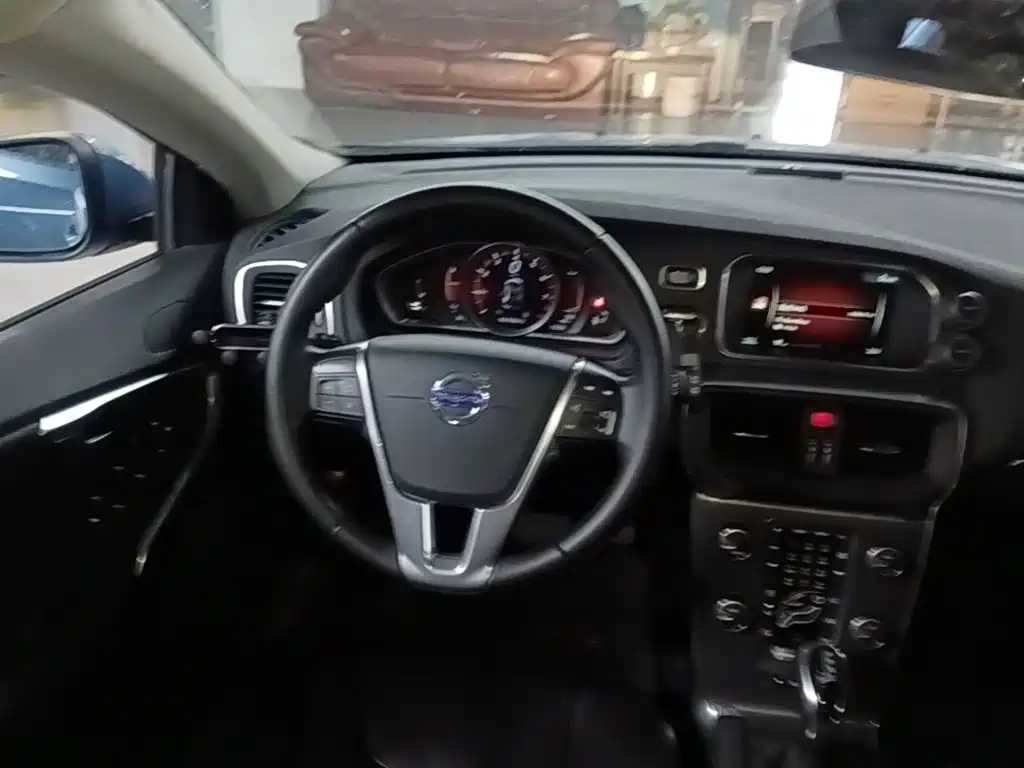 Фото 10 - Volvo V40