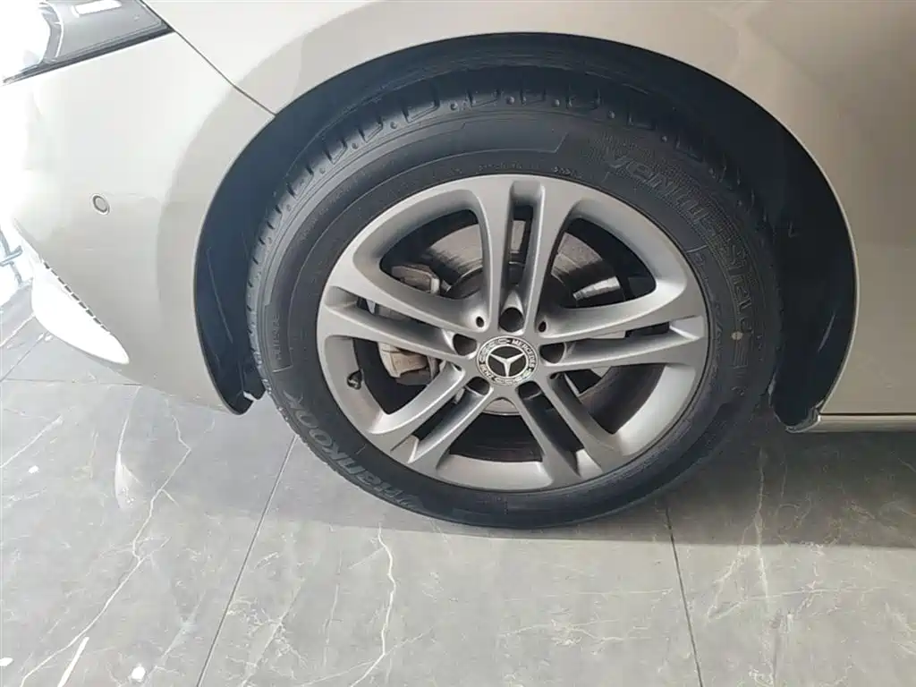 Mercedes-Benz A-Class 2019 Facelift A 200 L фото 23